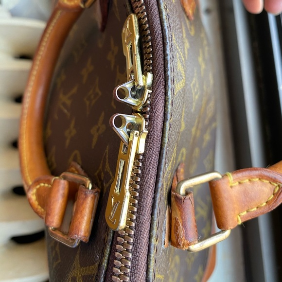 Louis Vuitton Alma - Picture 12 of 16